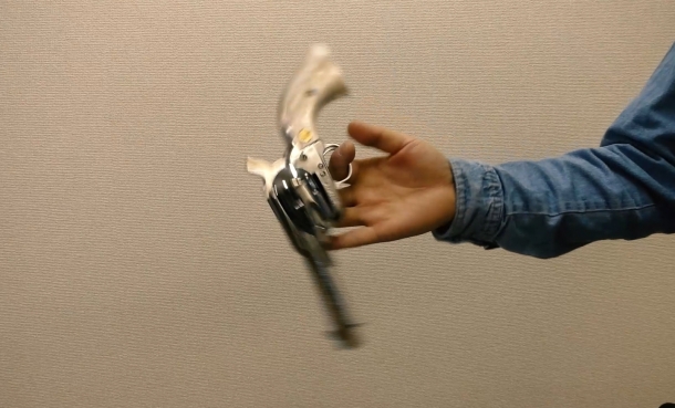 4連休はおうちでガンプレイ カッコよくリボルバーを回して遊ぼう ニュース アームズマガジンウェブ 4連休はおうちでガンプレイ カッコよくリボルバーを回して遊ぼう ニュース アームズマガジンウェブ