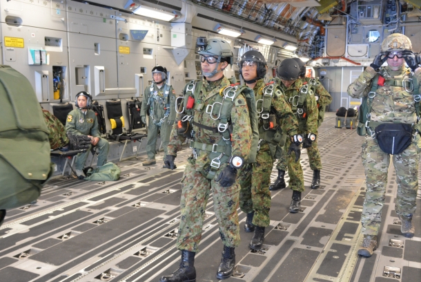 【陸上自衛隊】第1空挺団、アラスカの大空を舞う