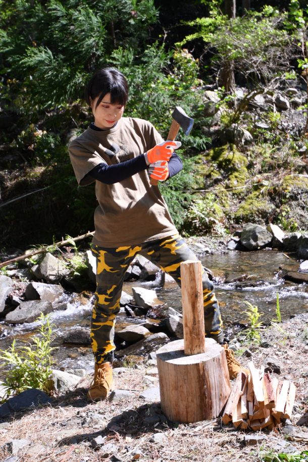 夢は無人島生活!かほなんが薪割りに挑戦