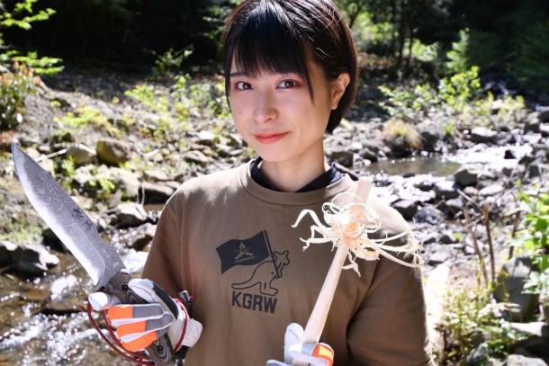 夢は無人島生活!かほなんが薪割りに挑戦